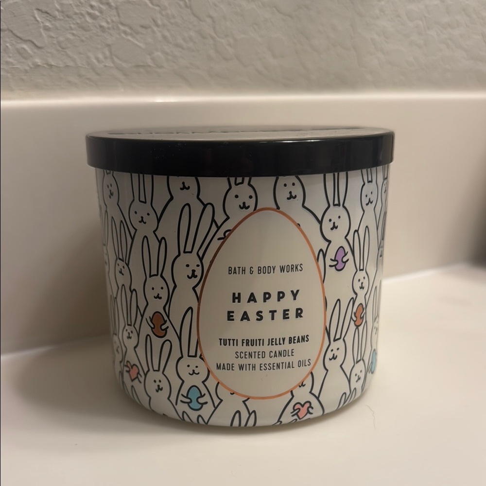 Bath & Body Works Black and White Candle